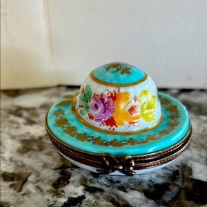 LIMOGES Floral Porcelain Trinket Box, Gold Accents,bow latch. Excellent!